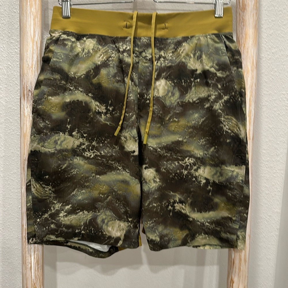 Lululemon 9” Zeroed In shorts